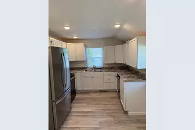 647 2nd Avenue SW, Hutchinson, MN 55350 - Photo 2