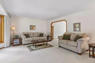 156 Red Oaks Dr, Vadnais Heights, MN 55127 - Photo 4