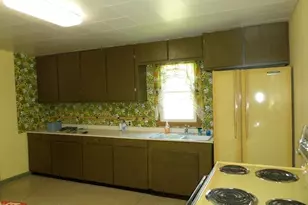 201 Greenwood St E, Thief River Falls, MN 56701 - Photo 4