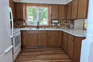 302 Sunrise Ln, Marshall, MN 56258 - Photo 4
