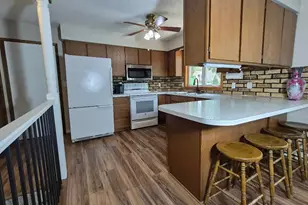 302 Sunrise Ln, Marshall, MN 56258 - Photo 2