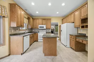 2282 Stephani Ct, Little Canada, MN 55117 - Photo 2