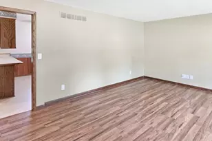 102 Southview Dr, Marshall, MN 56258 - Photo 6