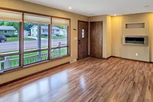 102 Southview Dr, Marshall, MN 56258 - Photo 4