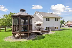 1049 Bonnieview Dr, Woodbury, MN 55129 - Photo 38