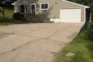 616 N Buse St, Fergus Falls, MN 56537 - Photo 2