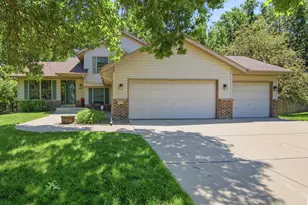 9953 Starlight Dr, Woodbury, MN 55125 - Photo 2