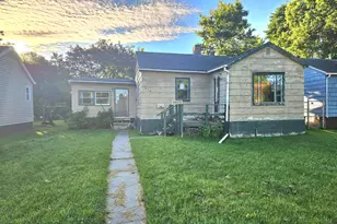 414 Crocker Ave S, Thief River Falls, MN 56701 - Photo 2