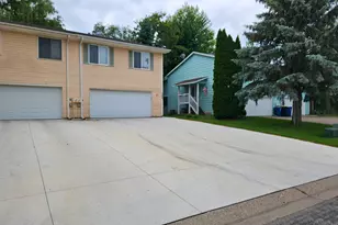 1504 Roundhouse Cir, Shakopee, MN 55379 - Photo 2