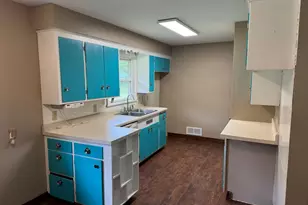 435 W Ottawa St, Le Center, MN 56057 - Photo 6