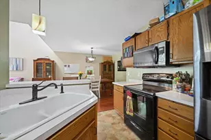 102 Primrose Ct, Vadnais Heights, MN 55127 - Photo 8