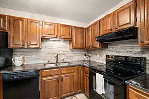 10451 Greenbrier Rd, Minnetonka, MN 55305 - Photo 4