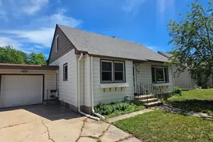 121 McArthur Dr, Albert Lea, MN 56007 - Photo 1