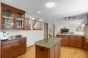 8713 Lakeview Cir, Bloomington, MN 55438 - Photo 16