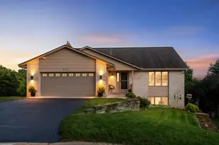8713 Lakeview Cir, Bloomington, MN 55438 - Photo 2