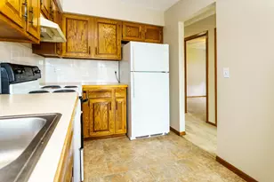 10332 Balsam Ln, Eden Prairie, MN 55347 - Photo 4