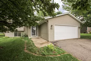 913 Carolina Pkwy NW, Hutchinson, MN 55350 - Photo 1