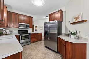 313 Summer Pl E, Maplewood, MN 55117 - Photo 4