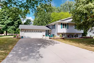 1825 Bayview Dr, Albert Lea, MN 56007 - Photo 1
