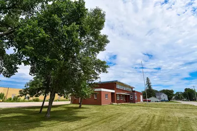 423 Zeh Street W, Thief River Falls, MN 56701 - Photo 6