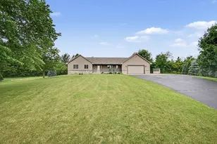 519 Edie Ct, Hudson, WI 54016 - Photo 4