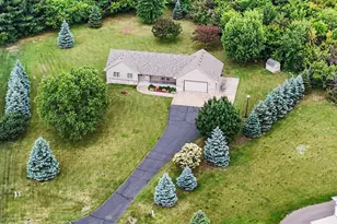 519 Edie Ct, Hudson, WI 54016 - Photo 2
