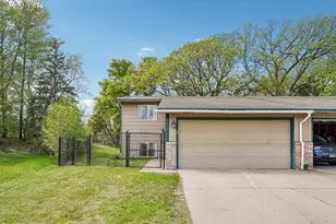 9526 Grey Widgeon Pl, Eden Prairie, MN 55347 - Photo 2