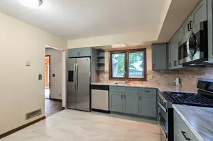 6065 Oakwood Rd, Woodbury, MN 55125 - Photo 2