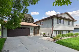 1016 Bluff Pointe Dr, Chaska, MN 55318 - Photo 2