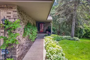 1140 Hollybrook Dr, Wayzata, MN 55391 - Photo 4