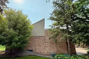 5725 Duncan Ln, Edina, MN 55436 - Photo 4