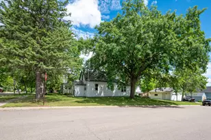 402 7th St NE, Staples, MN 56479 - Photo 2