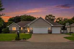 1102 28th St SW, Austin, MN 55912 - Photo 1