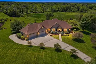 22720 Sweeney Ln, Lakeville, MN 55044 - Photo 2