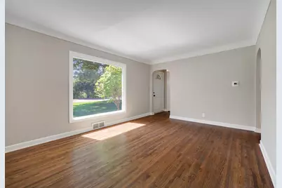 1051 Burke Avenue W, Roseville, MN 55113 - Photo 4