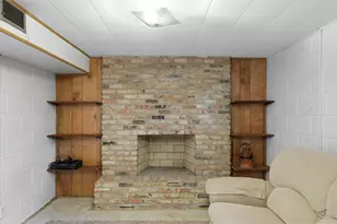 2340 Skyline Dr, Bloomington, MN 55425 - Photo 26