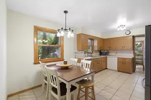 2340 Skyline Dr, Bloomington, MN 55425 - Photo 14