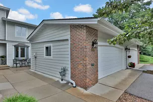 8264 Kingslee Rd, Bloomington, MN 55438 - Photo 2