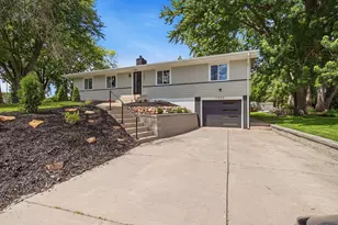 7840 Harold Ave, Golden Valley, MN 55427 - Photo 2