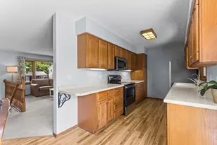 2162 Maple Ln E, Maplewood, MN 55109 - Photo 8