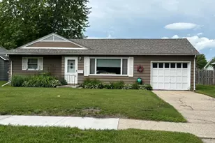907 Arnold Ave N, Thief River Falls, MN 56701 - Photo 1