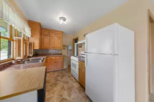 142 22nd Ave SW, Faribault, MN 55021 - Photo 6