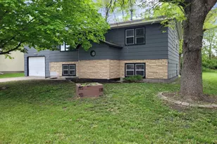 640 Ranchwood Dr, Bird Island, MN 55310 - Photo 2