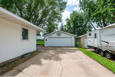 2813 12 Avenue NW, Willmar, MN 56201 - Photo 2
