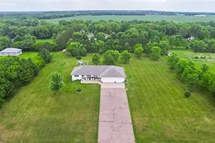 1572 47th St SE, Saint Cloud, MN 56304 - Photo 2