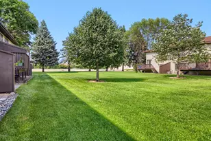 7608 Maplebrook Pkwy N, Brooklyn Park, MN 55445 - Photo 28