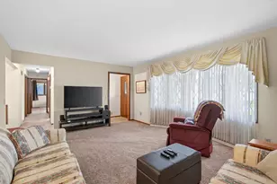 1589 Crest Dr, Chaska, MN 55318 - Photo 4