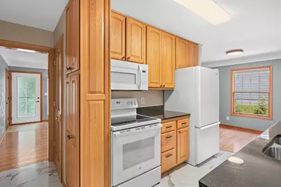 2570 Avon Street N, Roseville, MN 55113 - Photo 14