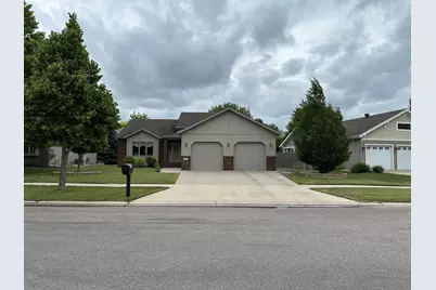 607 13th Avenue N, Moorhead, MN 56560 - Photo 1