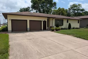 600 8th St SW, Wells, MN 56097 - Photo 1